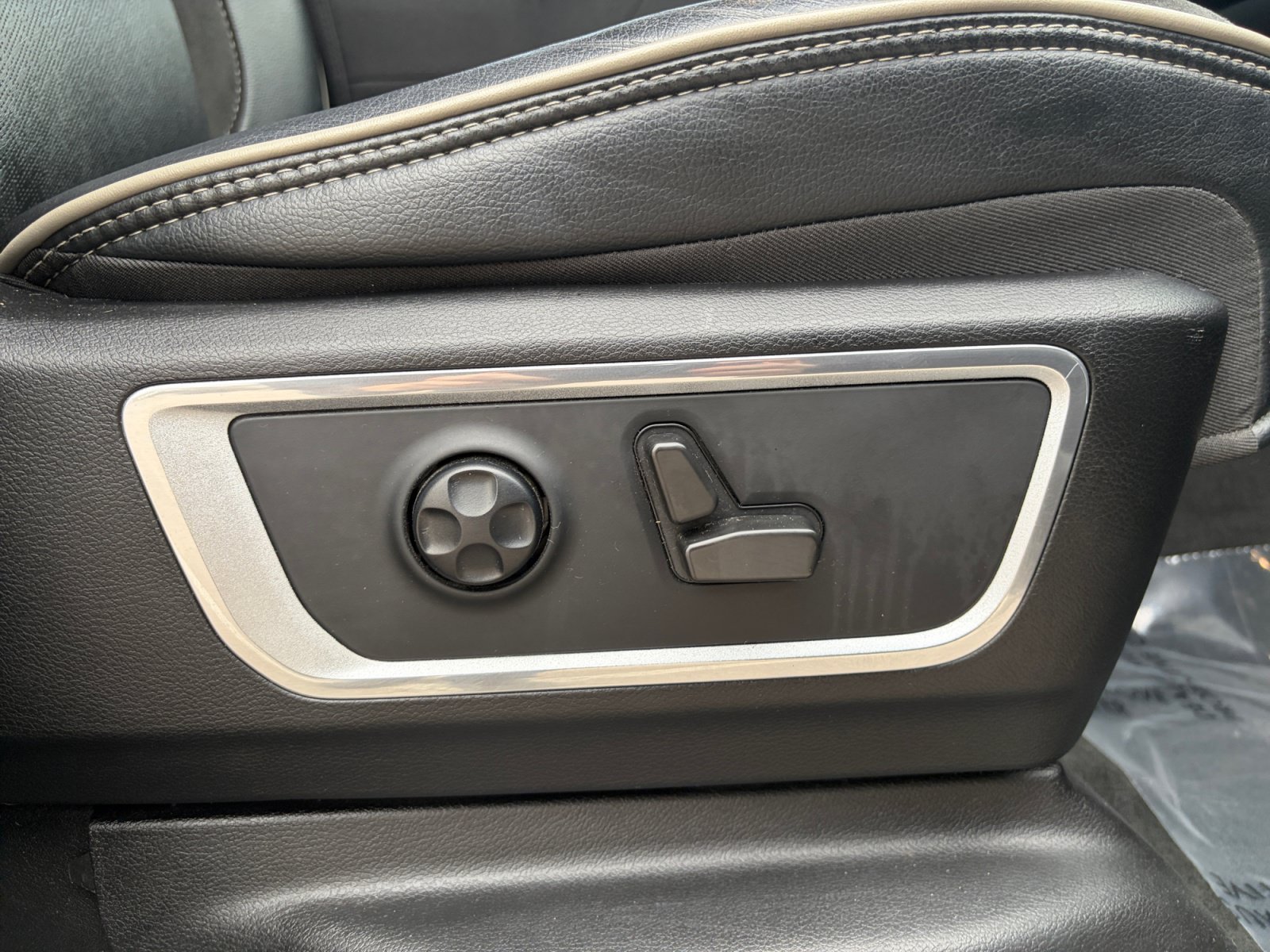 Used 2021 RAM 1500 Laramie AWD/4WD image 30