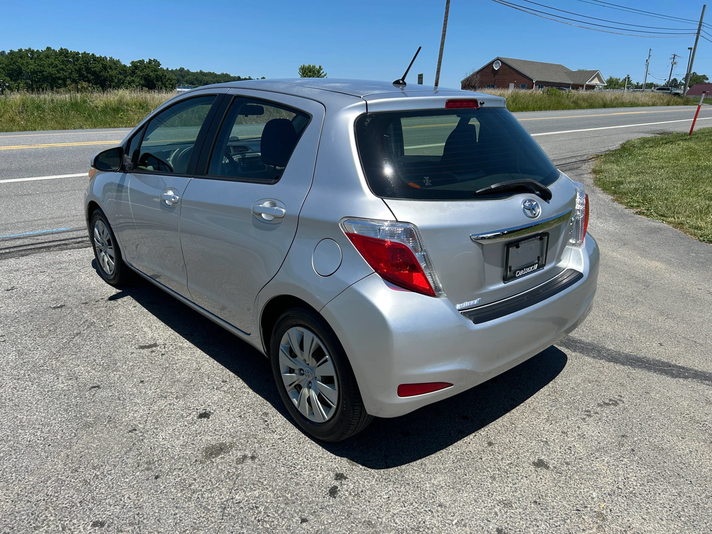 Used 2012 Toyota Yaris LE FWD image 7