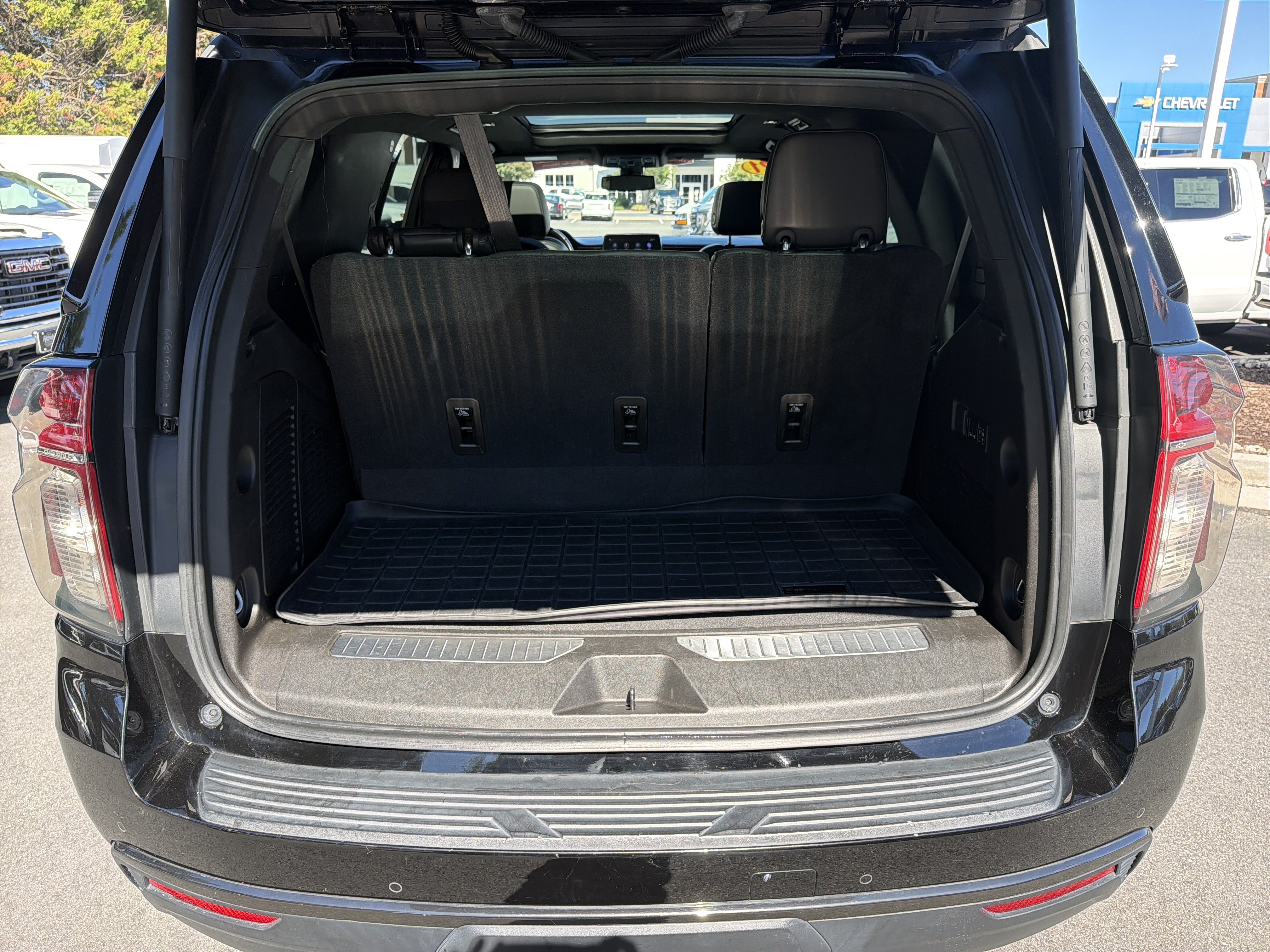 Used 2021 Chevrolet Tahoe Z71 w/ Z71 Off-Road Package AWD/4WD image 34