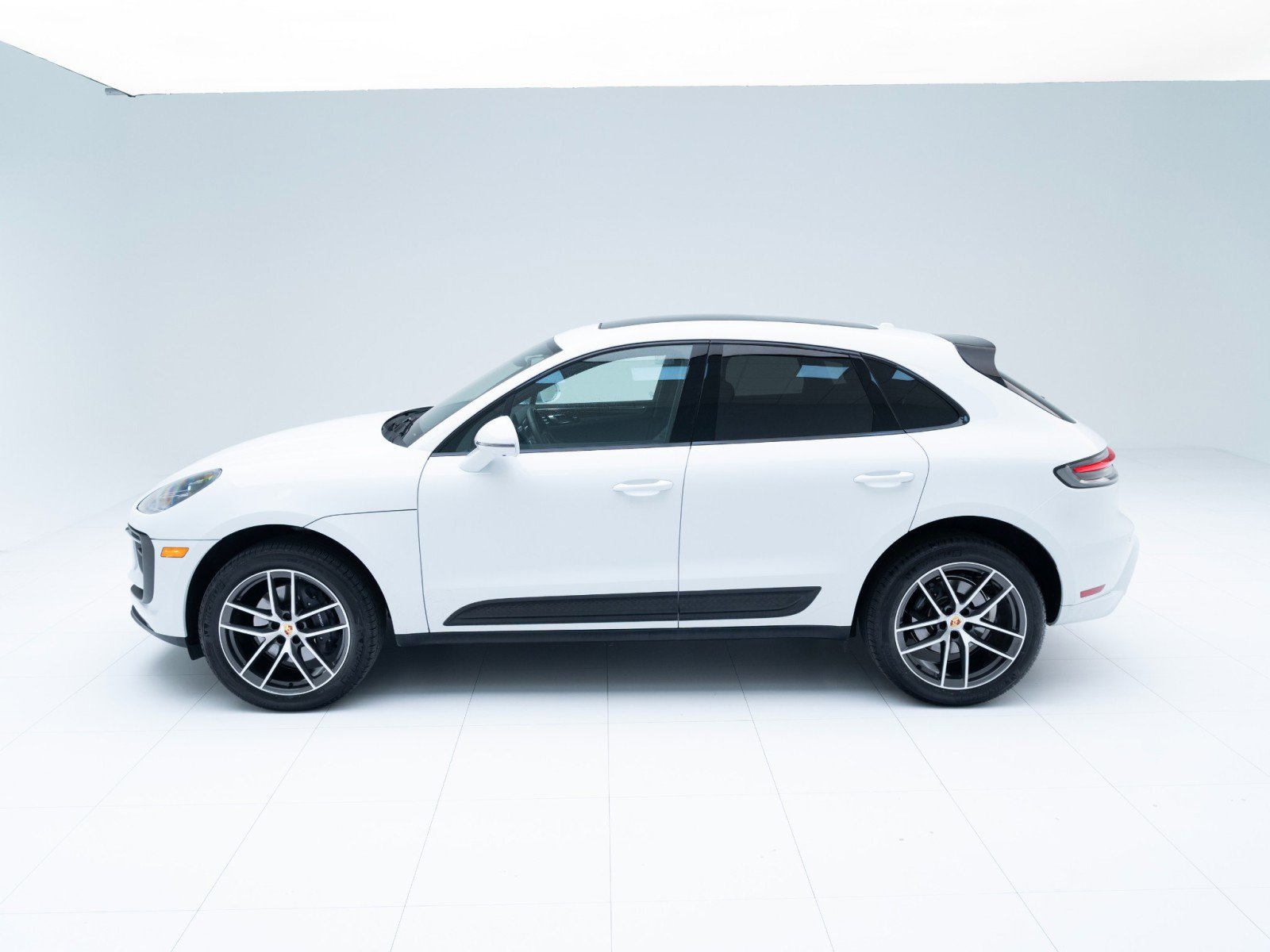 Certified 2025 Porsche Macan image 2
