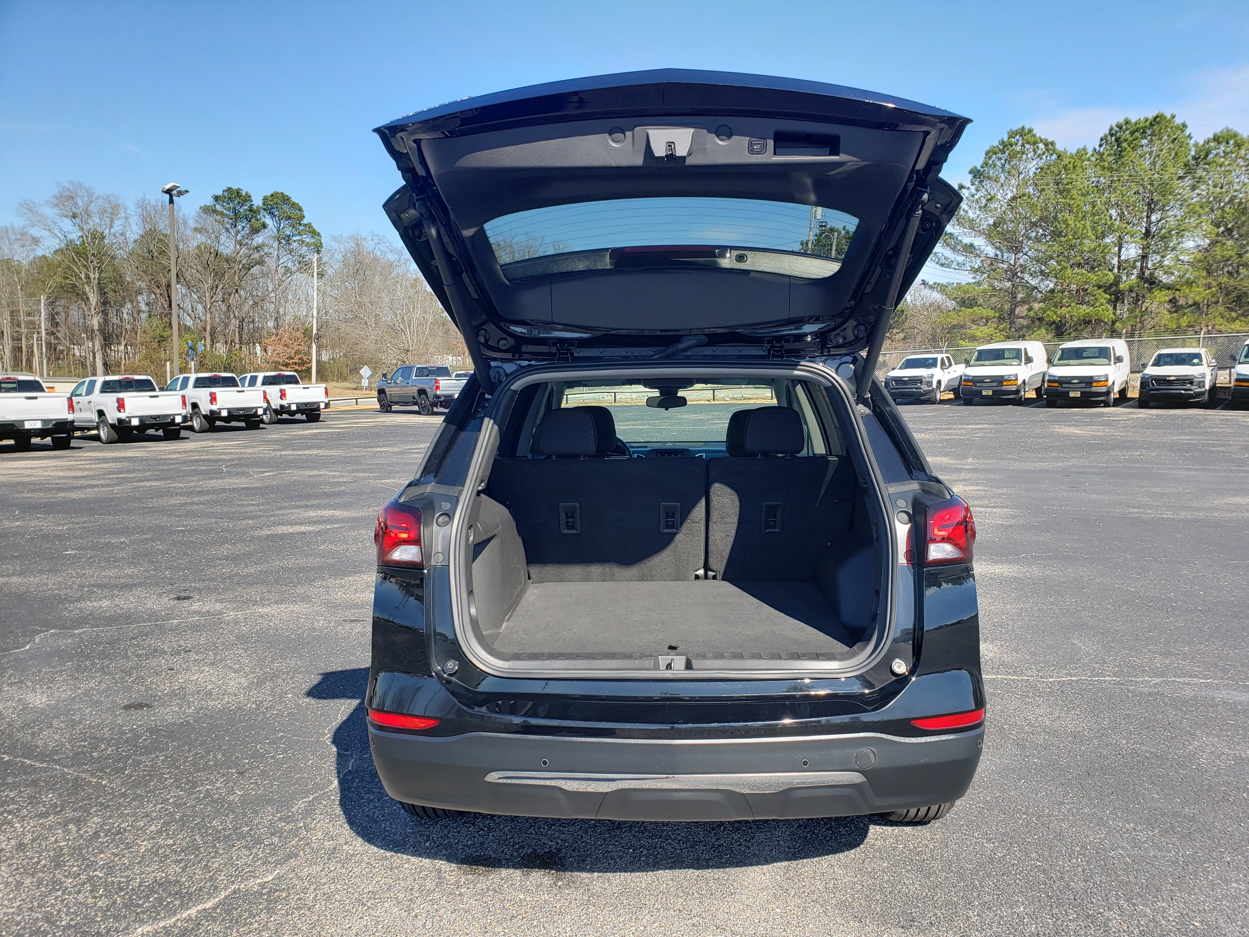 Used 2022 Chevrolet Equinox LT w/ Driver Convenience Package image 9
