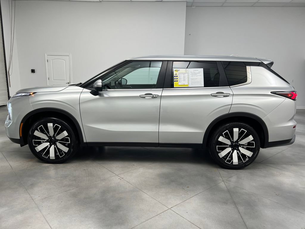 Used 2025 Mitsubishi Outlander SE AWD/4WD image 4