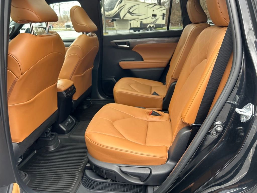 Certified 2025 Toyota Highlander Platinum image 27