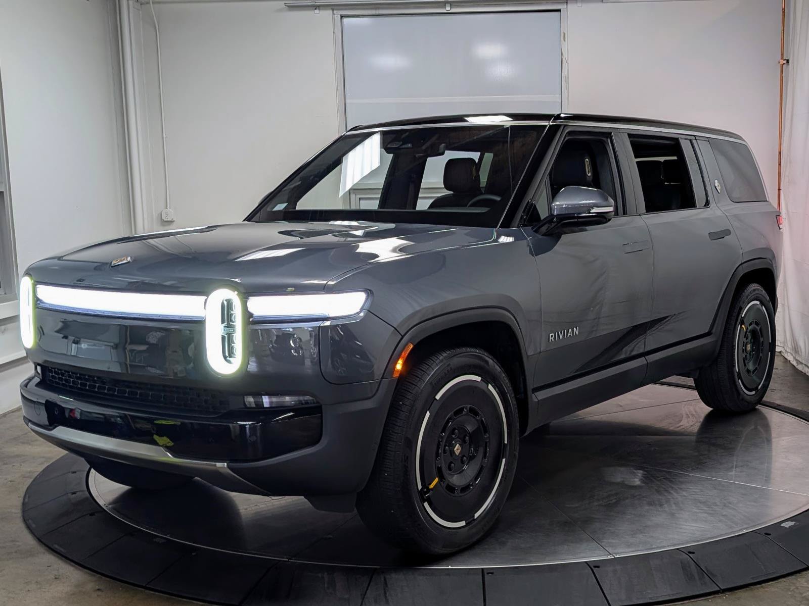 Used 2025 Rivian R1S Adventure AWD/4WD image 4