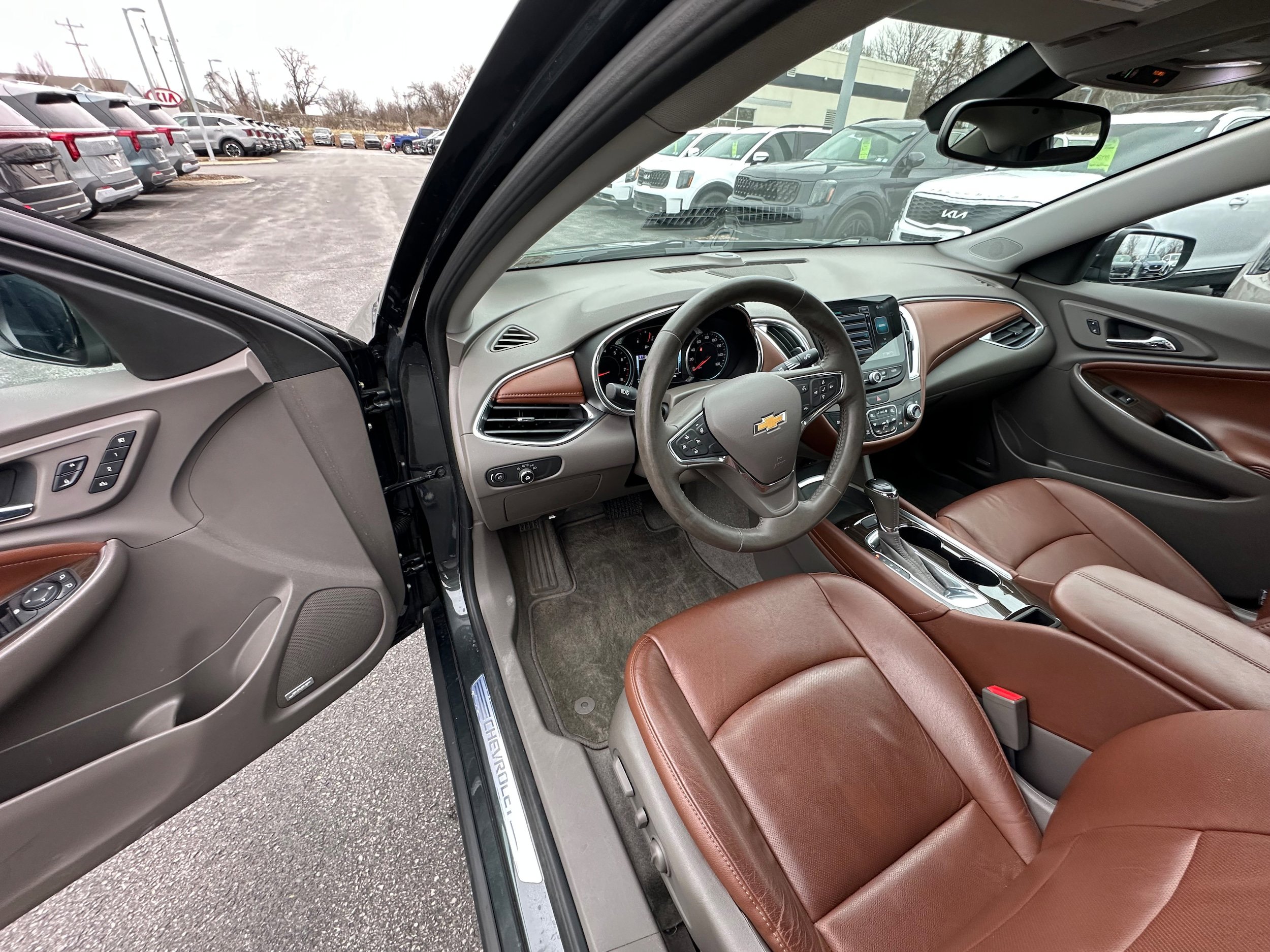 Used 2017 Chevrolet Malibu Premier FWD image 25
