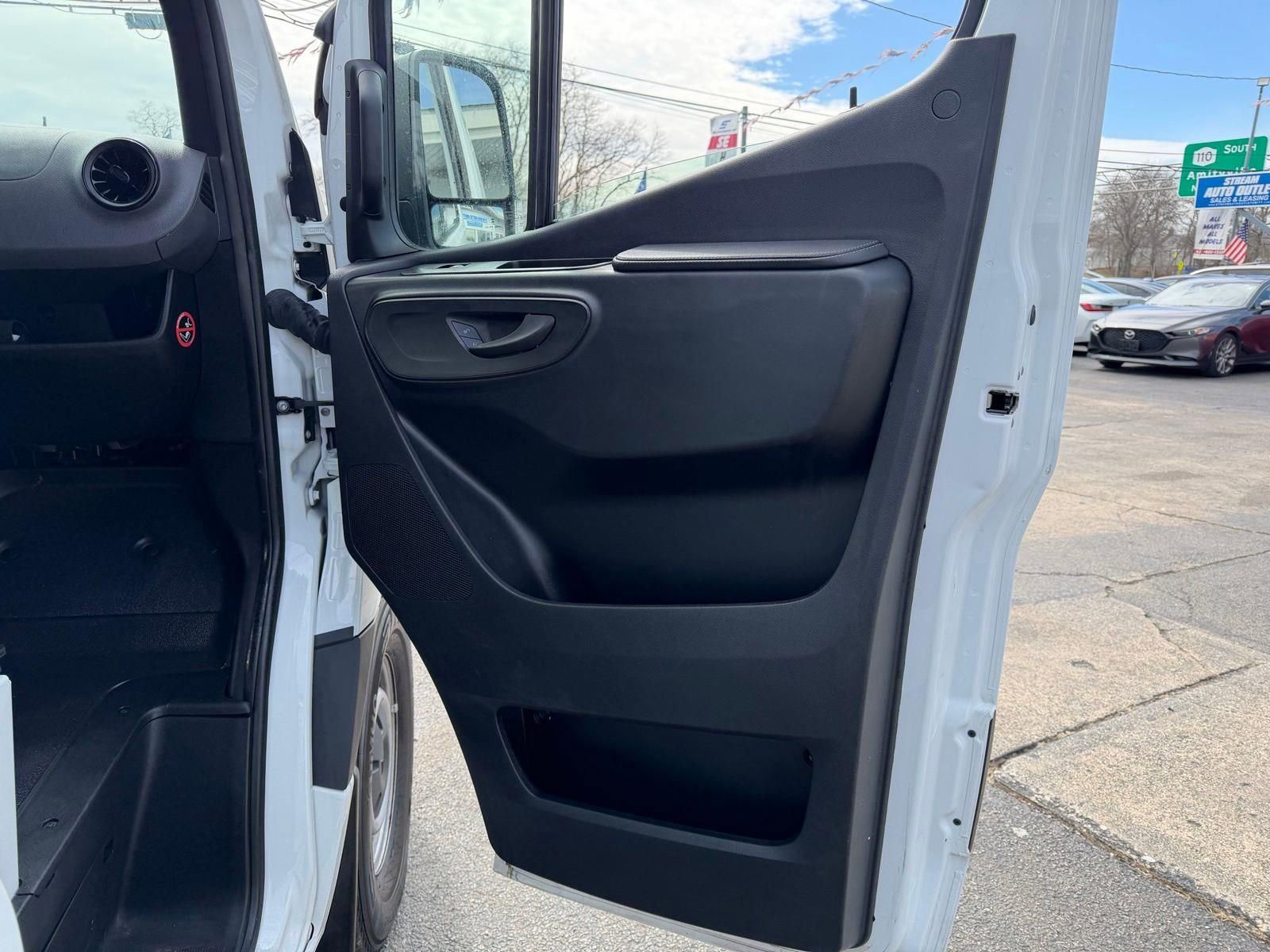 Used 2023 Mercedes-Benz Sprinter 2500 image 11