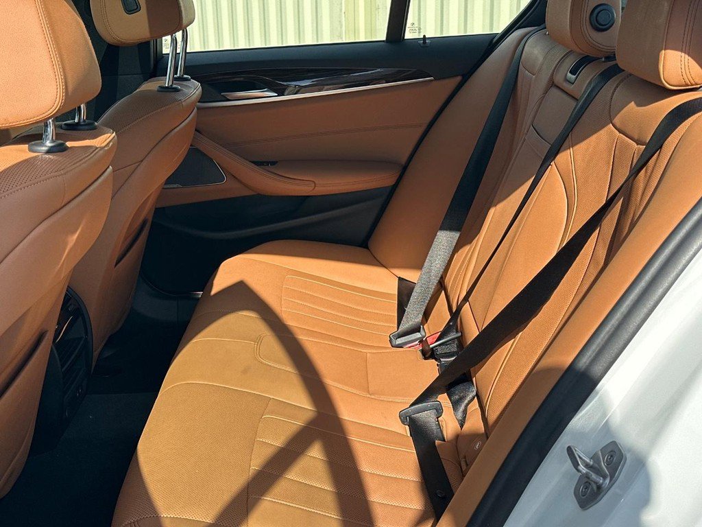 Used 2022 BMW 530i xDrive w/ Premium Package image 10