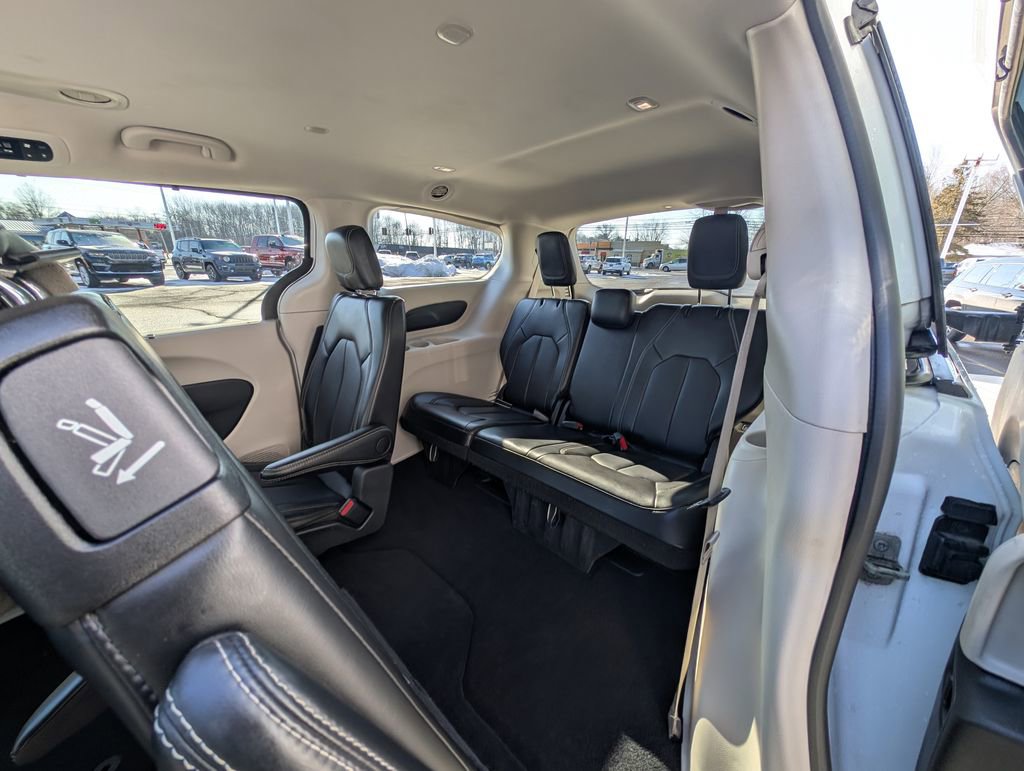 Used 2024 Chrysler Pacifica Touring-L image 15
