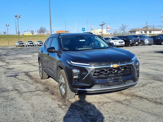 Used 2025 Chevrolet Trax LT w/ LT Convenience Package image 4