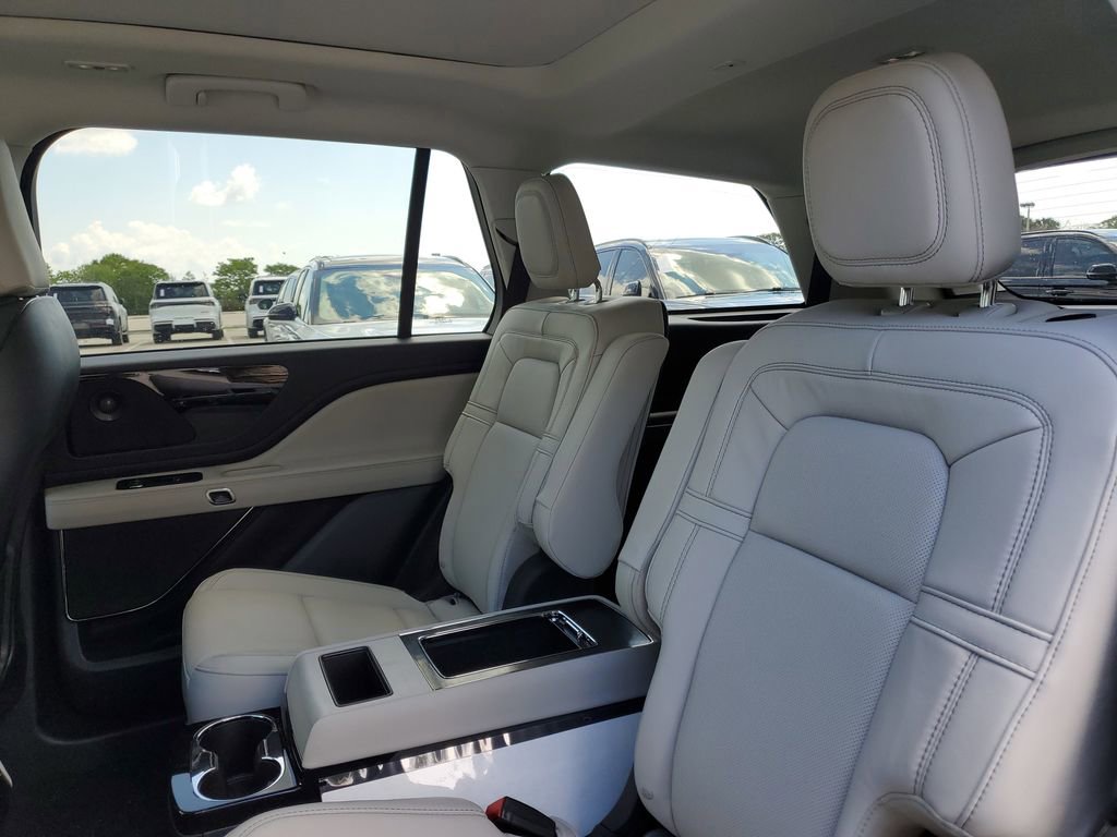 New 2026 Lincoln Aviator Reserve w/ Jet Appearance Package RWD image 11