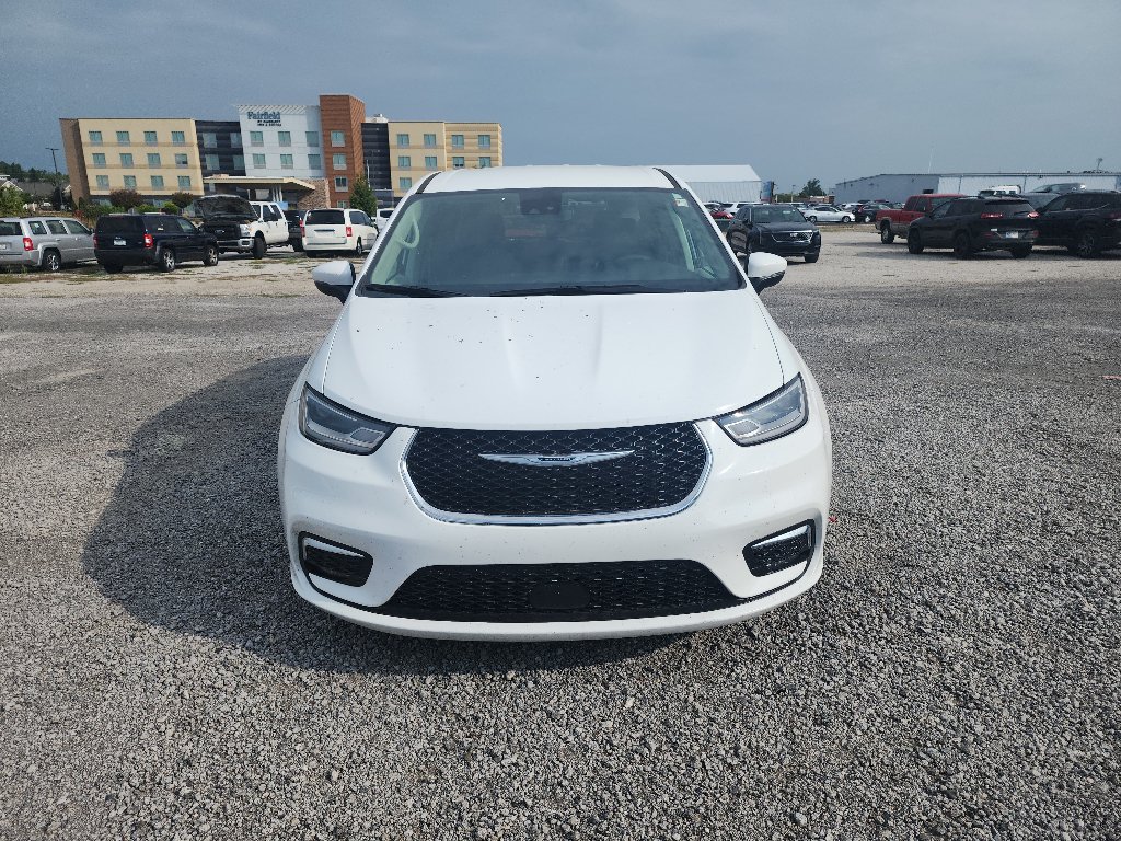 Used 2023 Chrysler Pacifica Touring-L FWD image 2