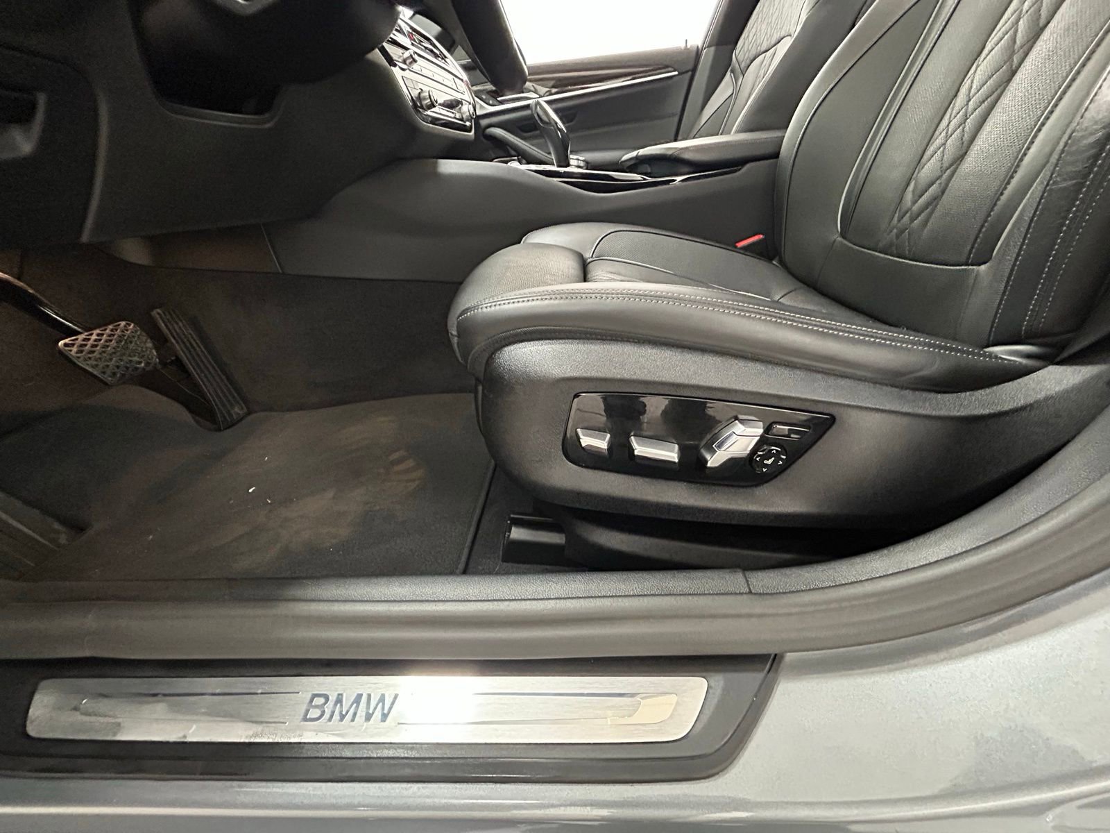 Used 2023 BMW 540i xDrive w/ Premium Package image 31