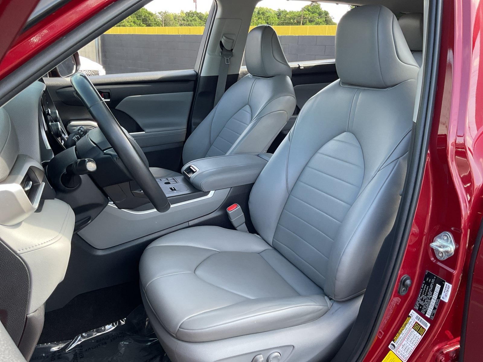 Used 2023 Toyota Highlander XLE FWD image 18