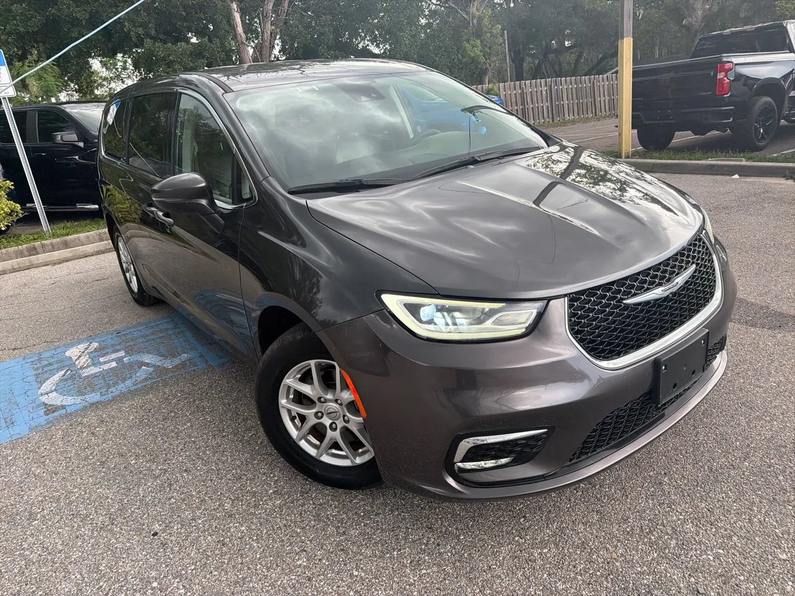 Used 2023 Chrysler Pacifica Touring-L FWD image 7