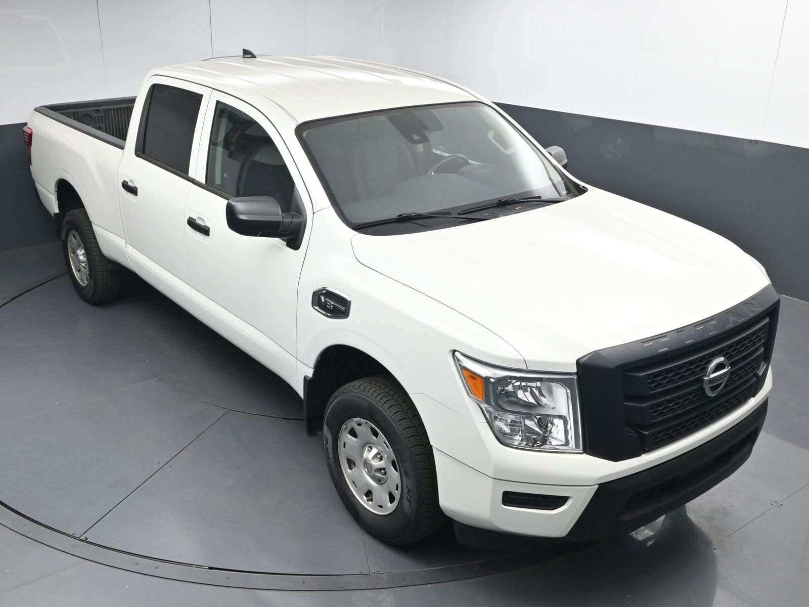 Used 2022 Nissan Titan S image 32