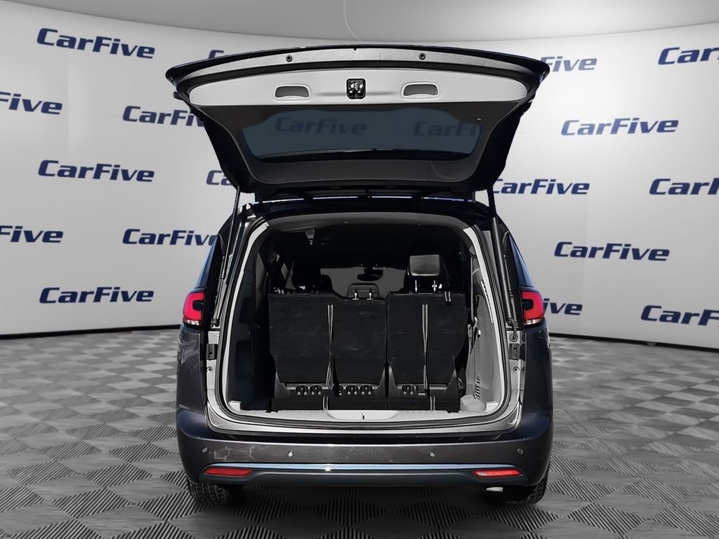 Used 2023 Chrysler Pacifica Touring-L image 11