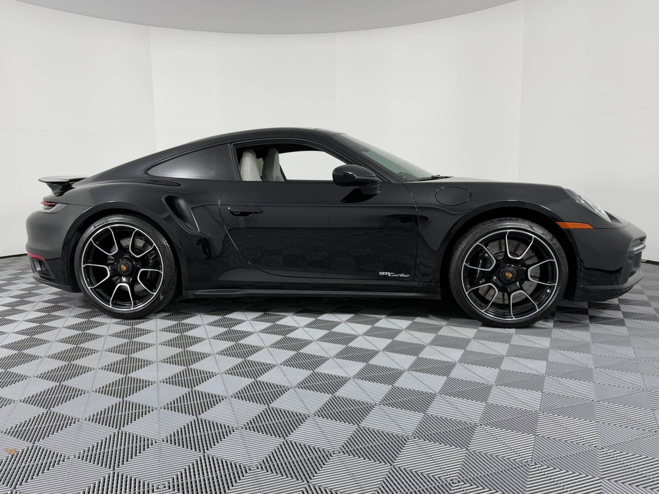 Used 2022 Porsche 911 Turbo image 8