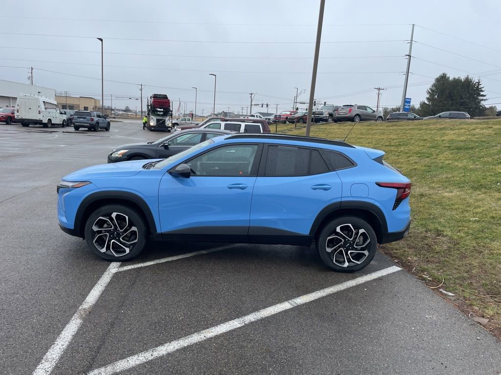 Used 2024 Chevrolet Trax RS w/ Sunroof Package image 3