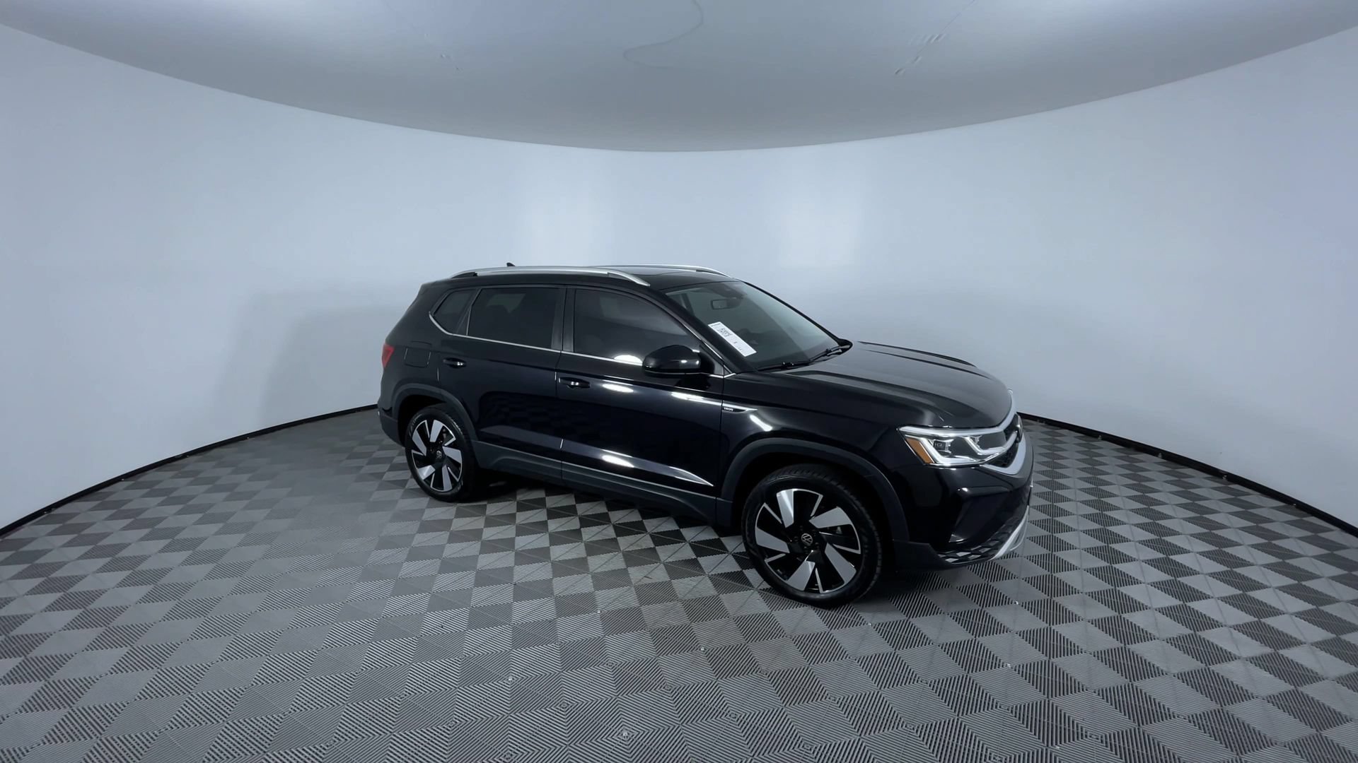 Used 2024 Volkswagen Taos SEL AWD/4WD image 2