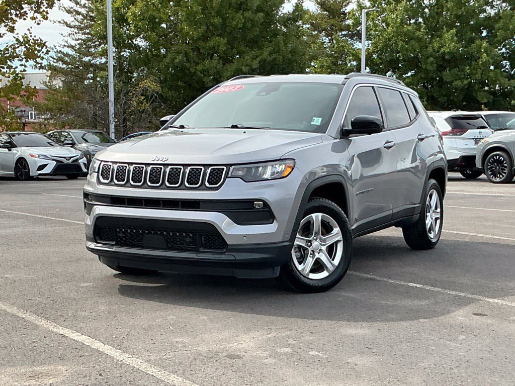 Used 2023 Jeep Compass Latitude w/ Convenience Group AWD/4WD image 2