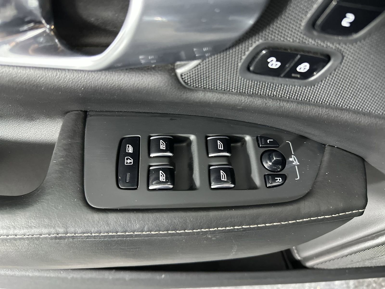 Used 2018 Volvo S90 T6 Inscription image 17