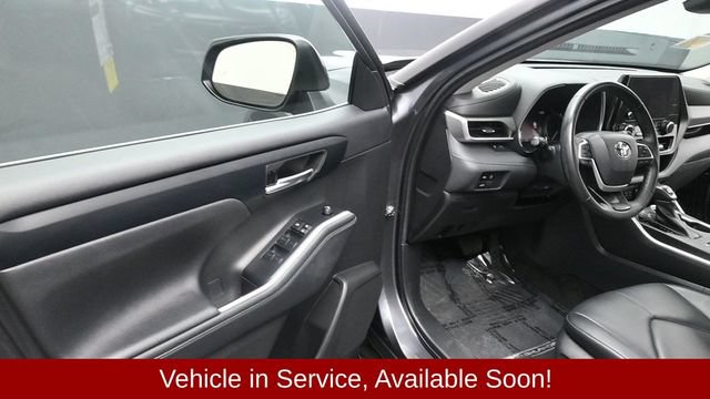 Used 2023 Toyota Highlander XLE AWD/4WD image 26