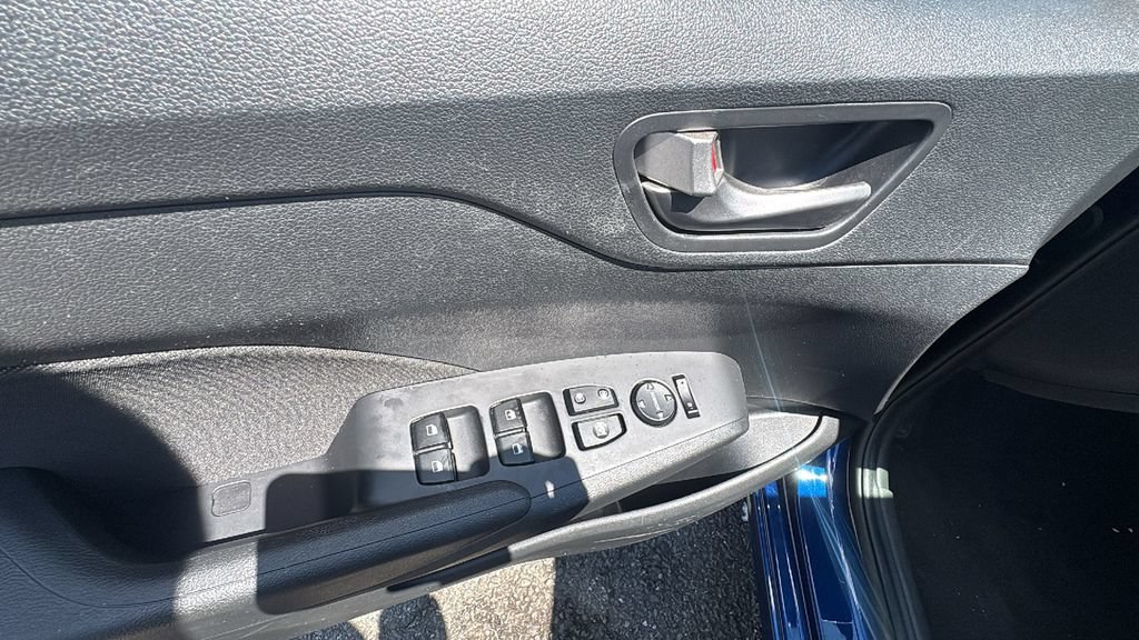 Used 2022 Hyundai Accent SE w/ Cargo Package FWD image 11