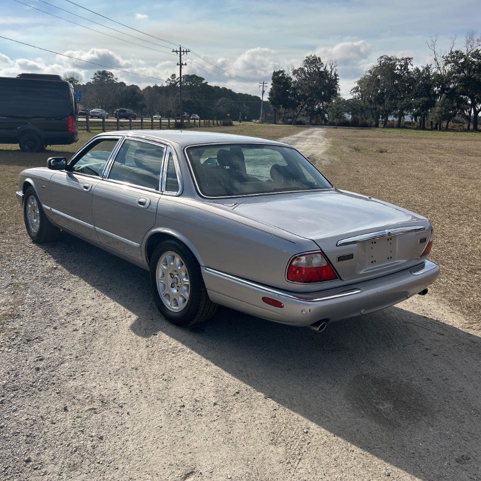 Used 2002 Jaguar XJ8 image 3