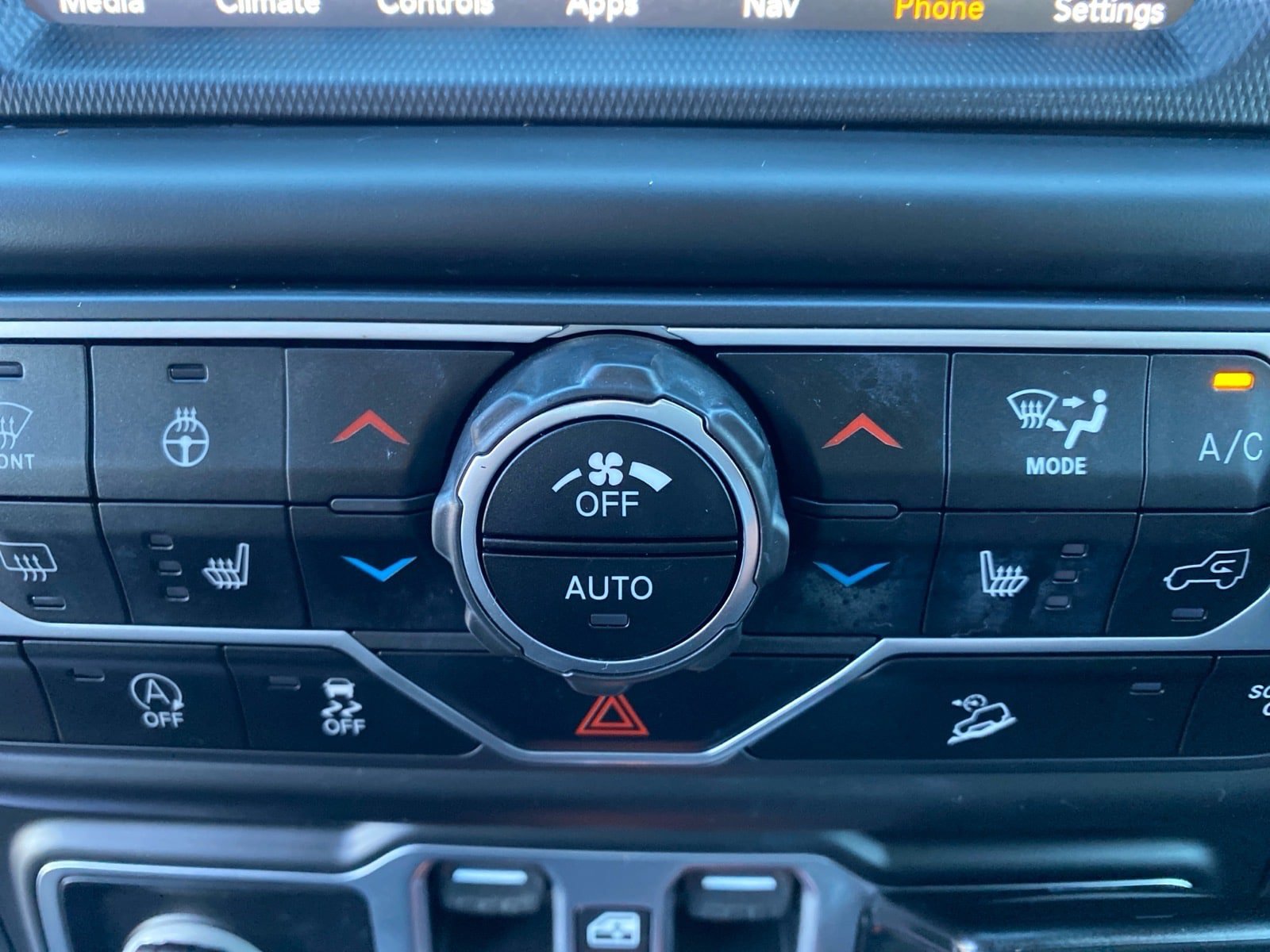 Used 2020 Jeep Wrangler Unlimited Sahara AWD/4WD image 14