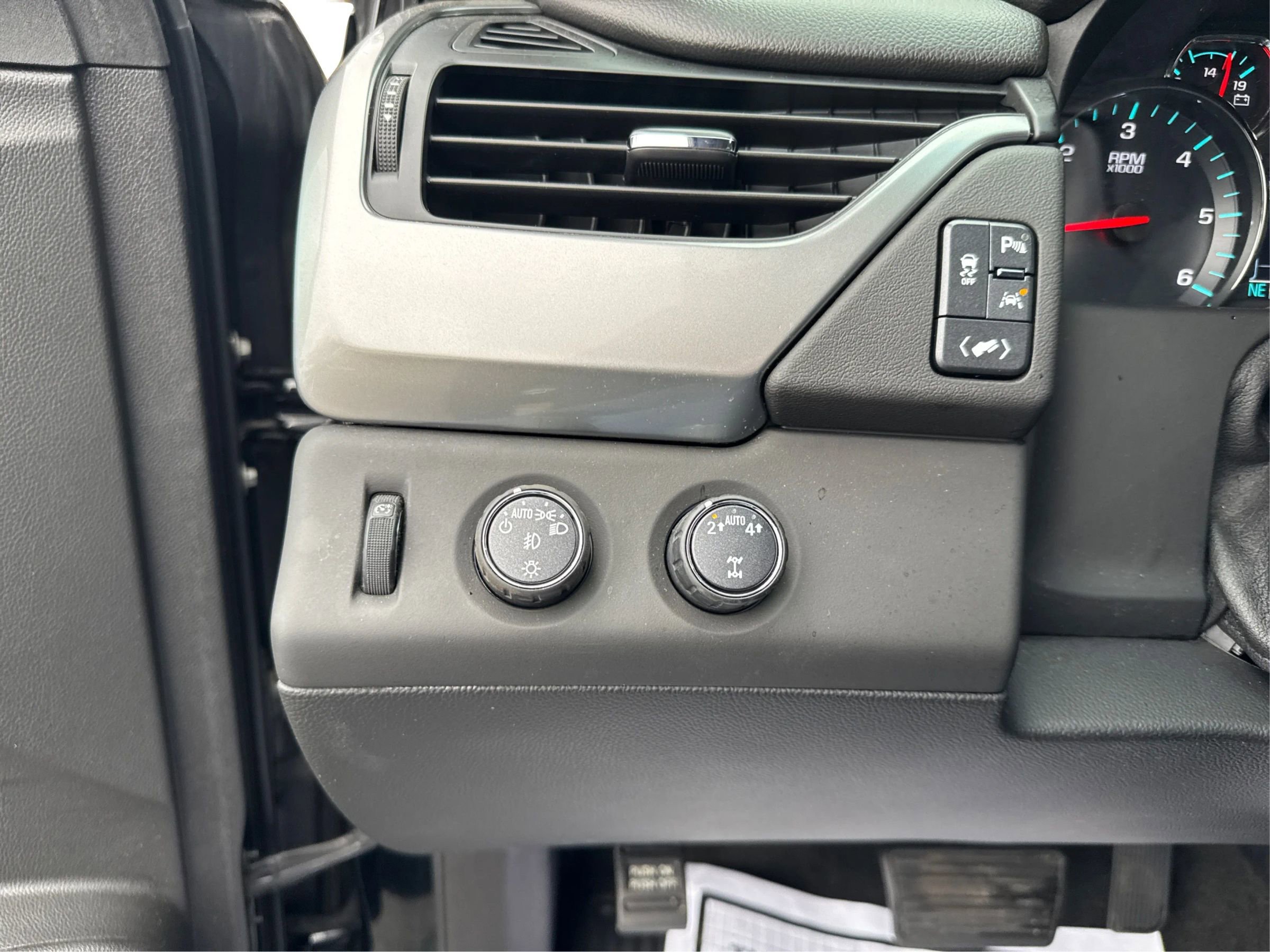 Used 2018 Chevrolet Suburban LT image 21