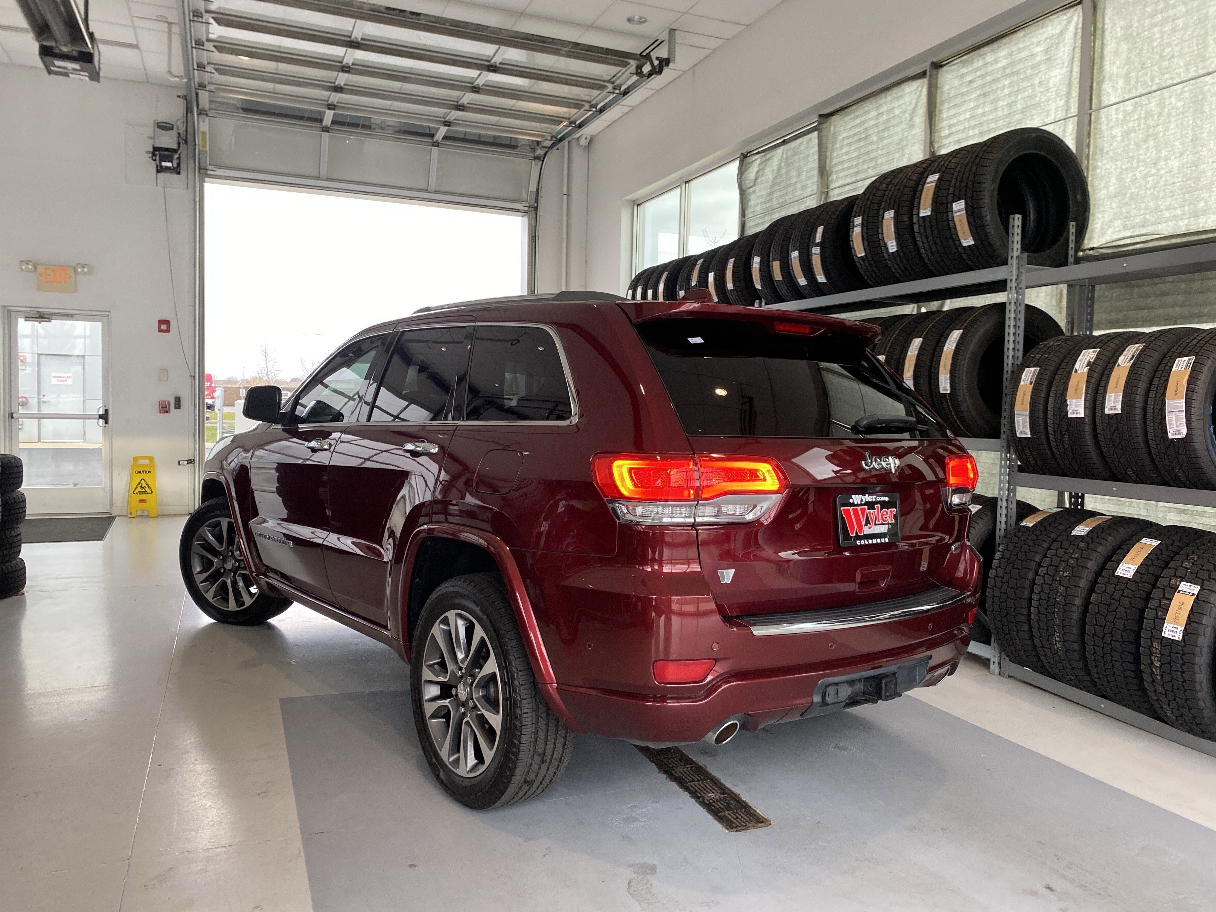 Used 2018 Jeep Grand Cherokee Overland image 3