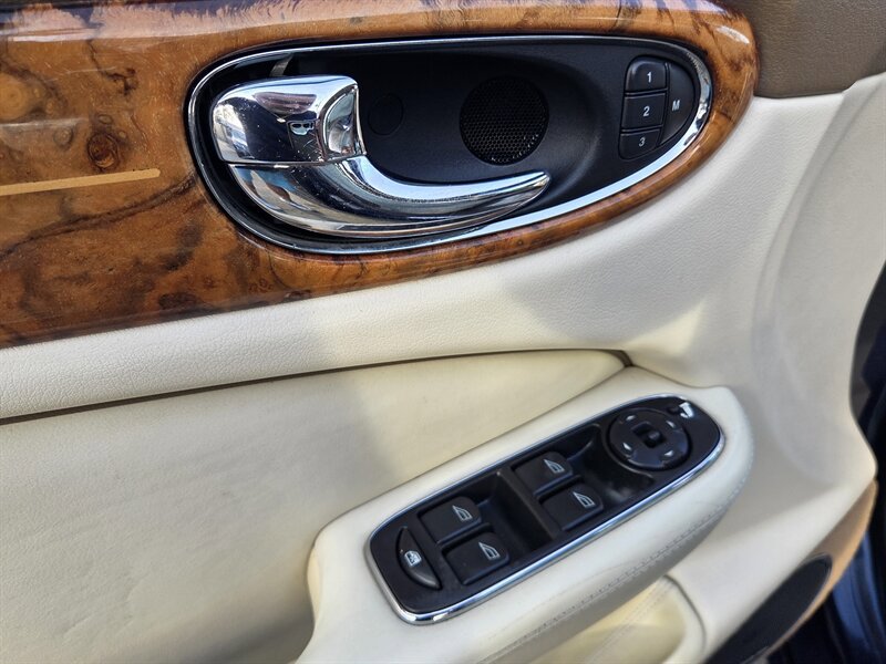 Used 2006 Jaguar XJ8 image 14