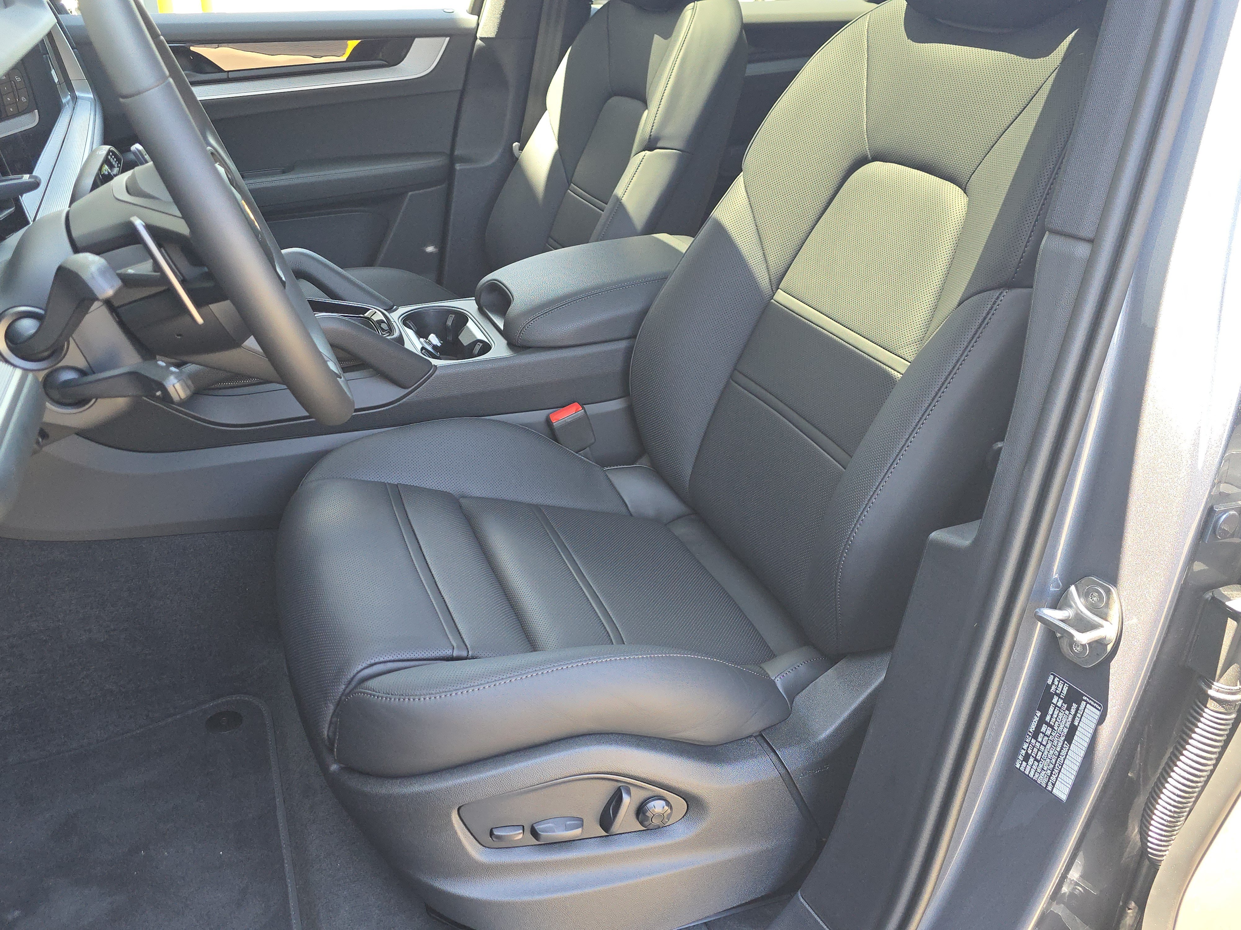 New 2026 Porsche Cayenne Coupe AWD/4WD image 5