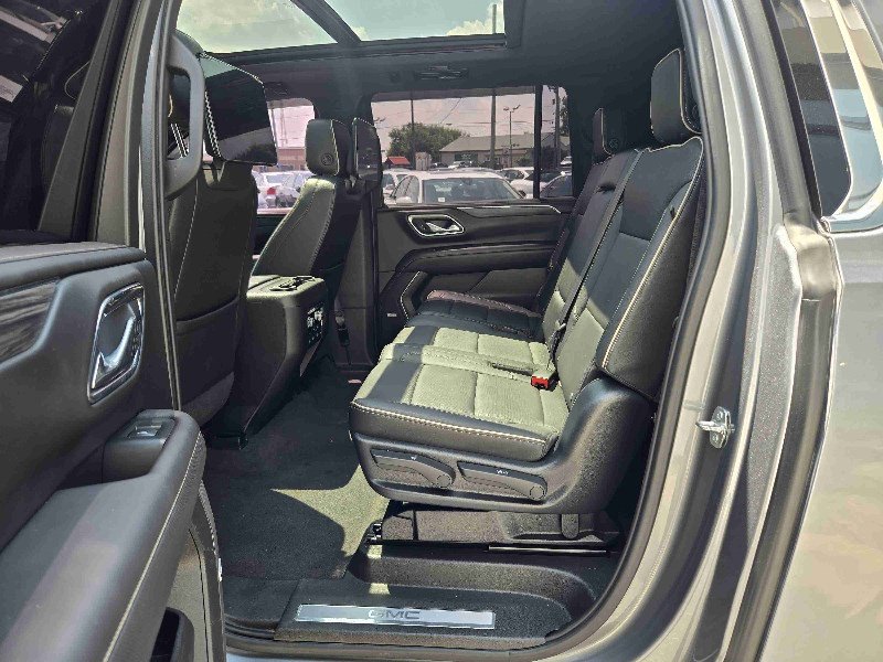 Used 2021 GMC Yukon XL SLT w/ SLT Premium Package image 10