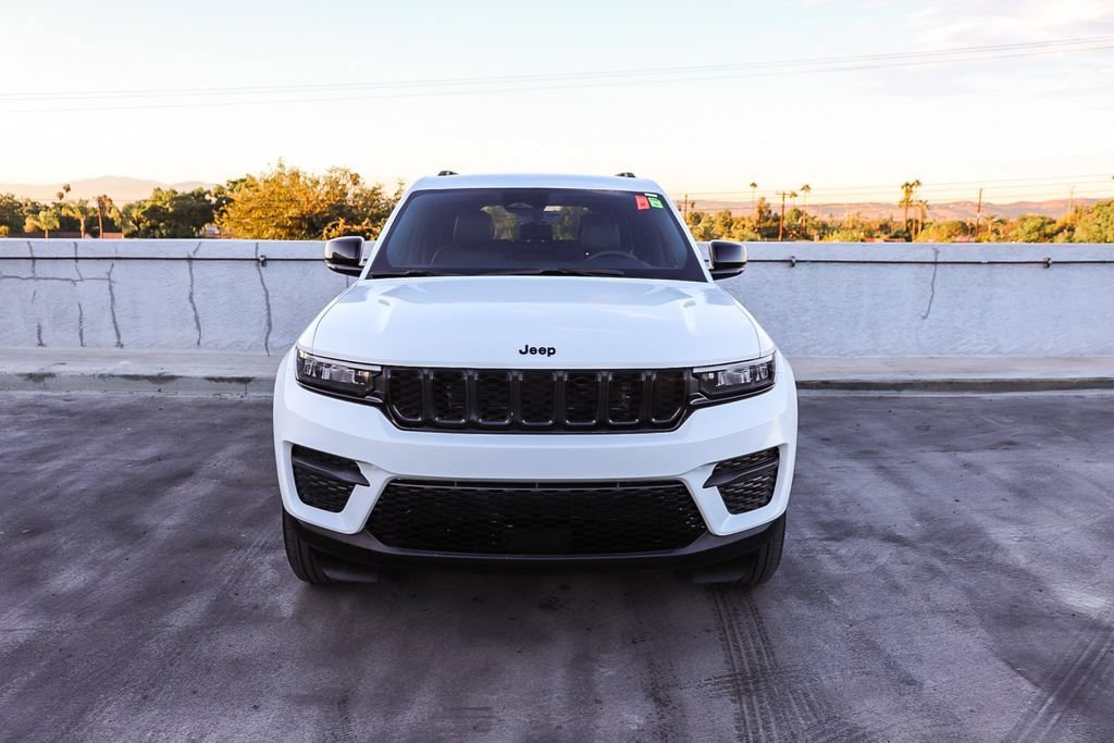 Used 2025 Jeep Grand Cherokee Altitude AWD/4WD image 3