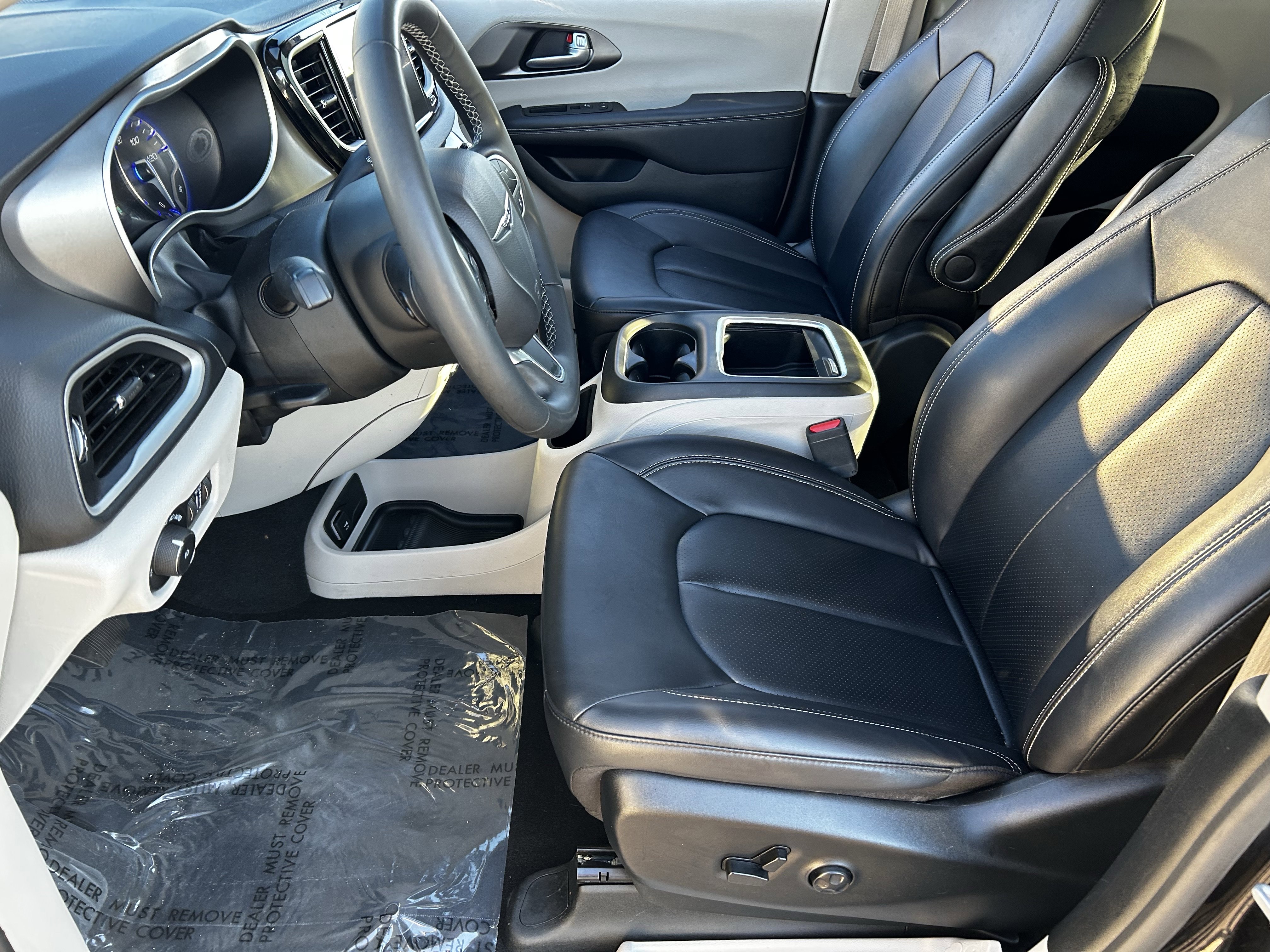 Certified 2024 Chrysler Pacifica Touring-L image 18