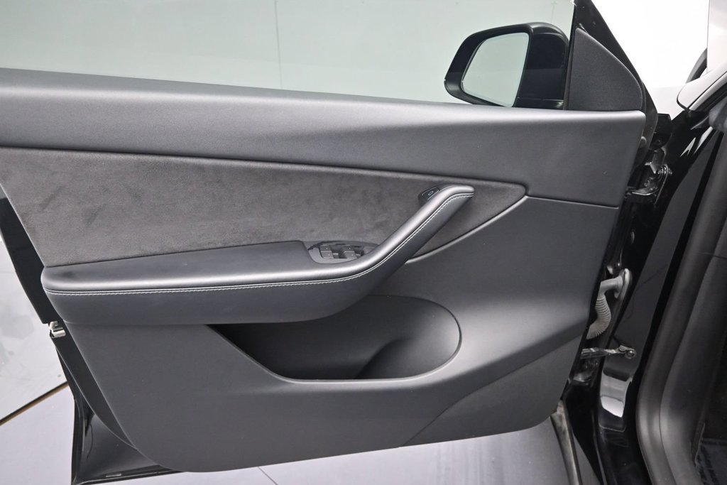 Used 2021 Tesla Model Y Long Range AWD/4WD image 17