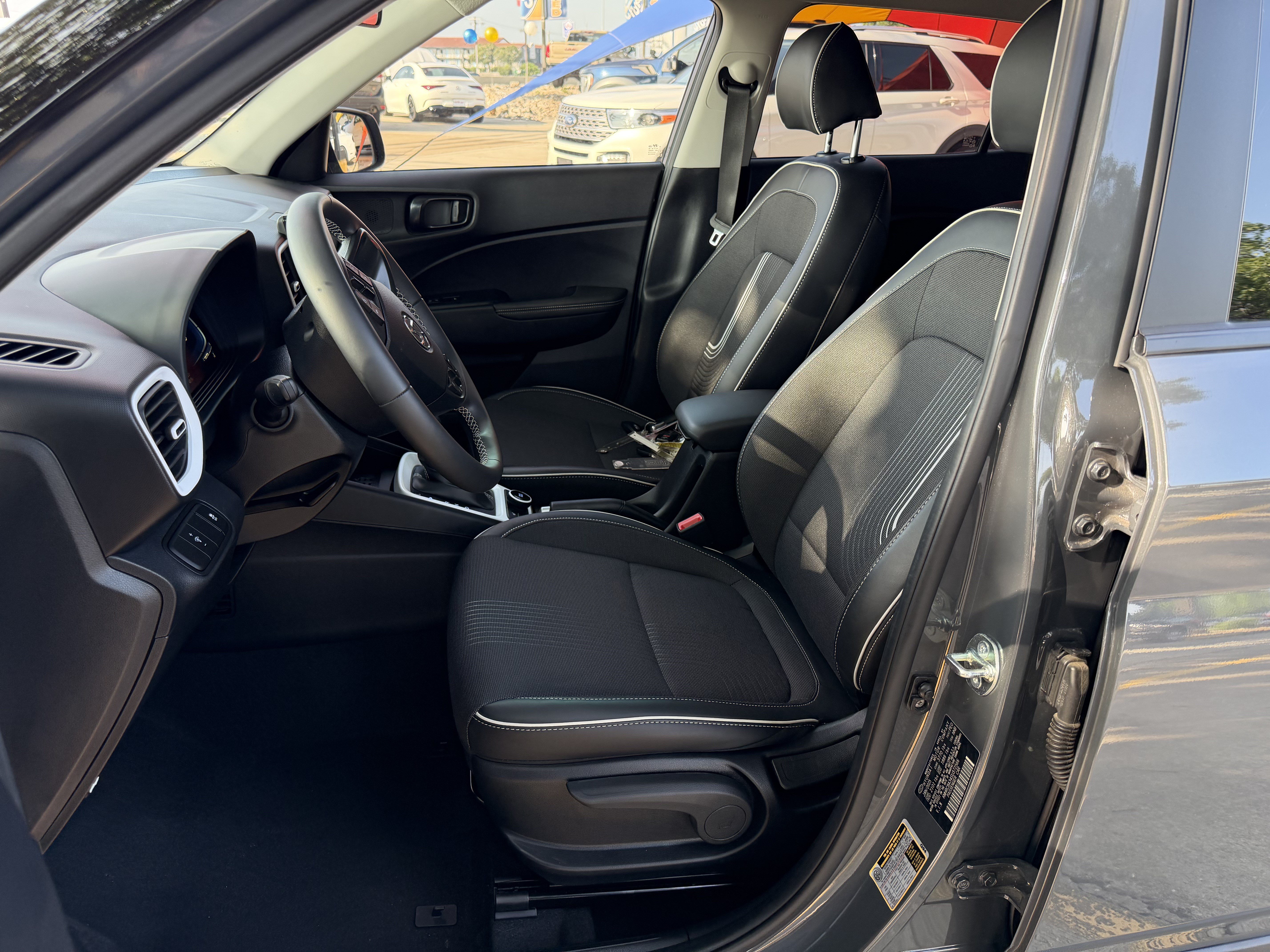 Used 2025 Hyundai Venue Limited FWD image 13