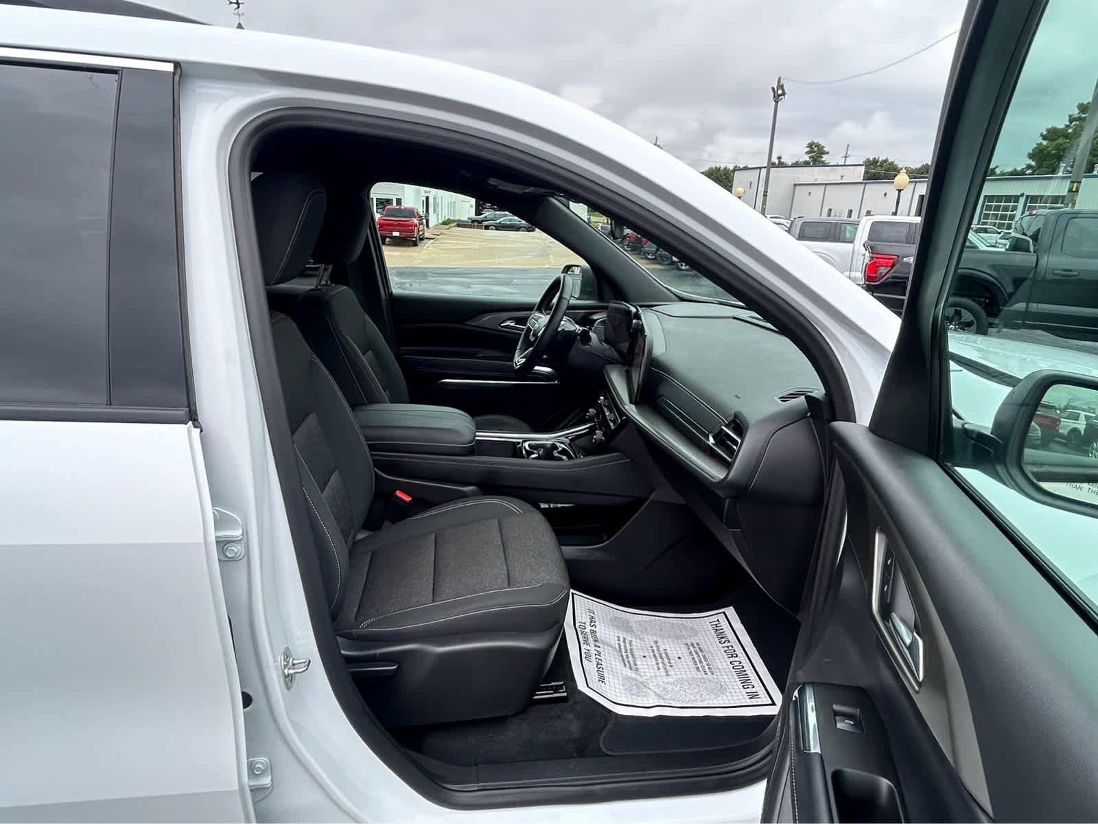 Used 2025 Chevrolet Traverse LT image 16