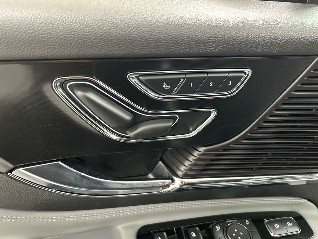 Used 2022 Lincoln Corsair Standard w/ Equipment Group 101A image 10