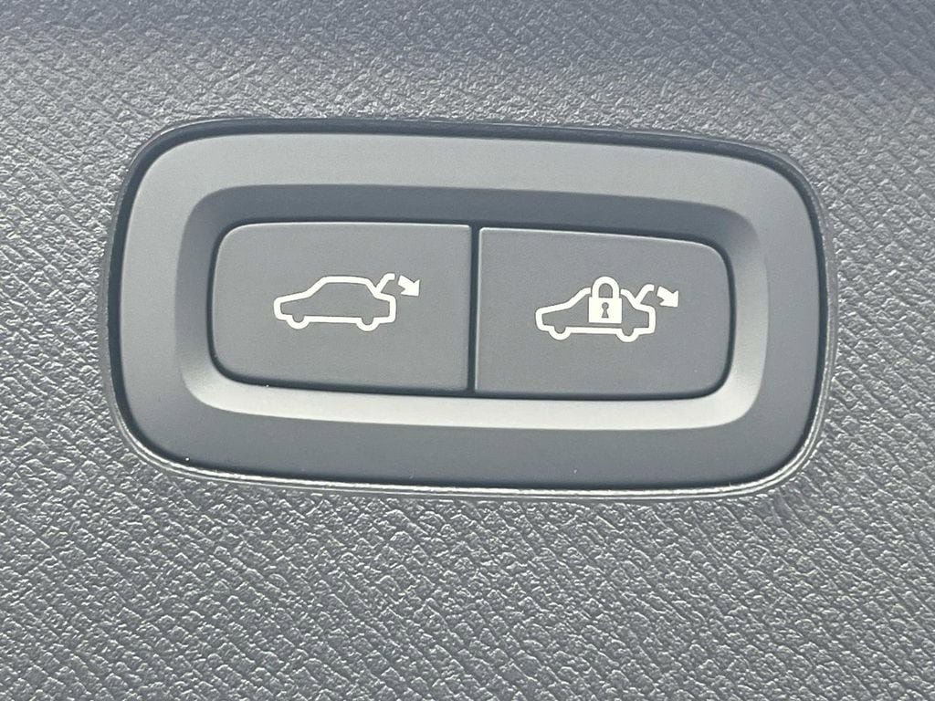 Certified 2026 Volvo XC90 B5 Plus AWD/4WD image 13