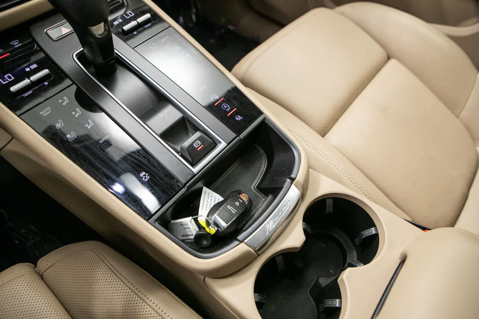 Certified 2023 Porsche Macan AWD/4WD image 29