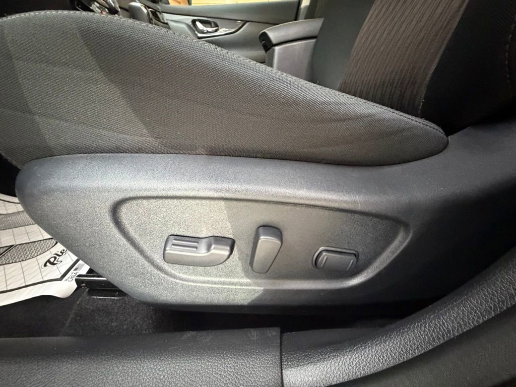 Used 2018 Nissan Rogue SV w/ Sun & Sound Touring Package image 25