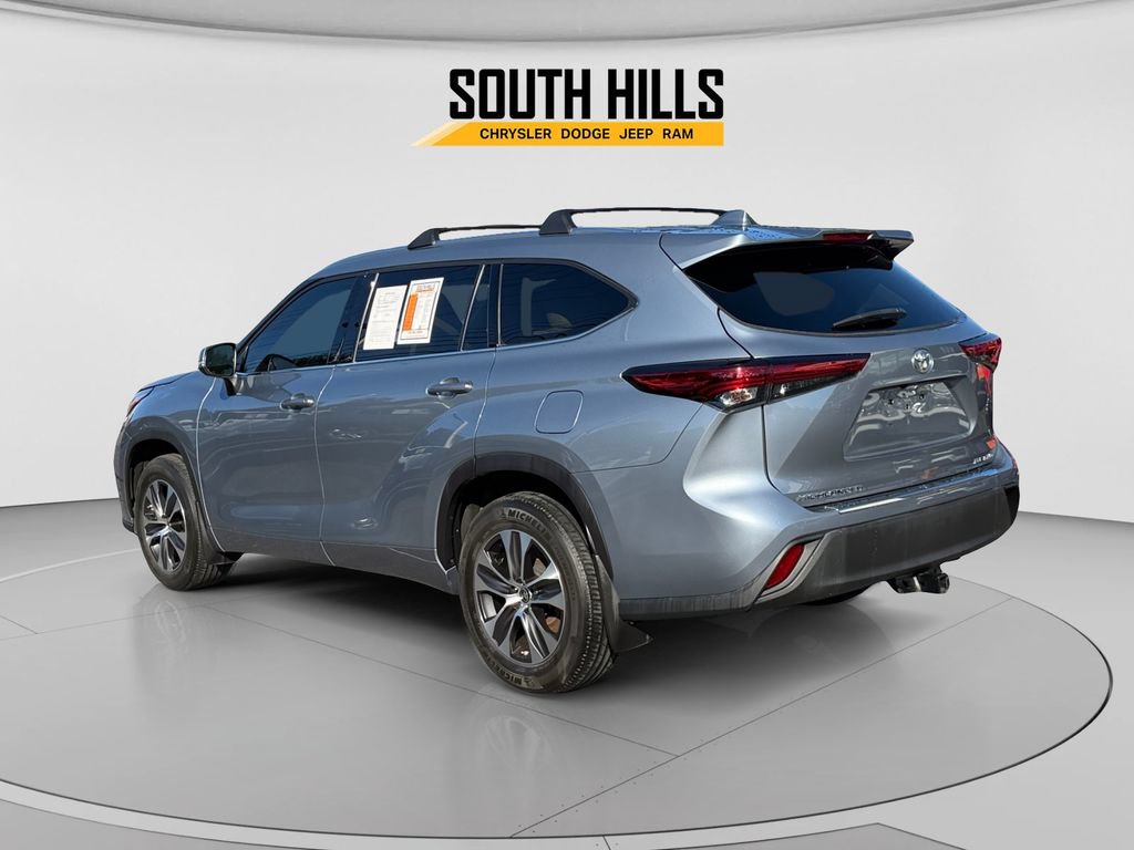 Used 2021 Toyota Highlander XLE AWD/4WD image 3