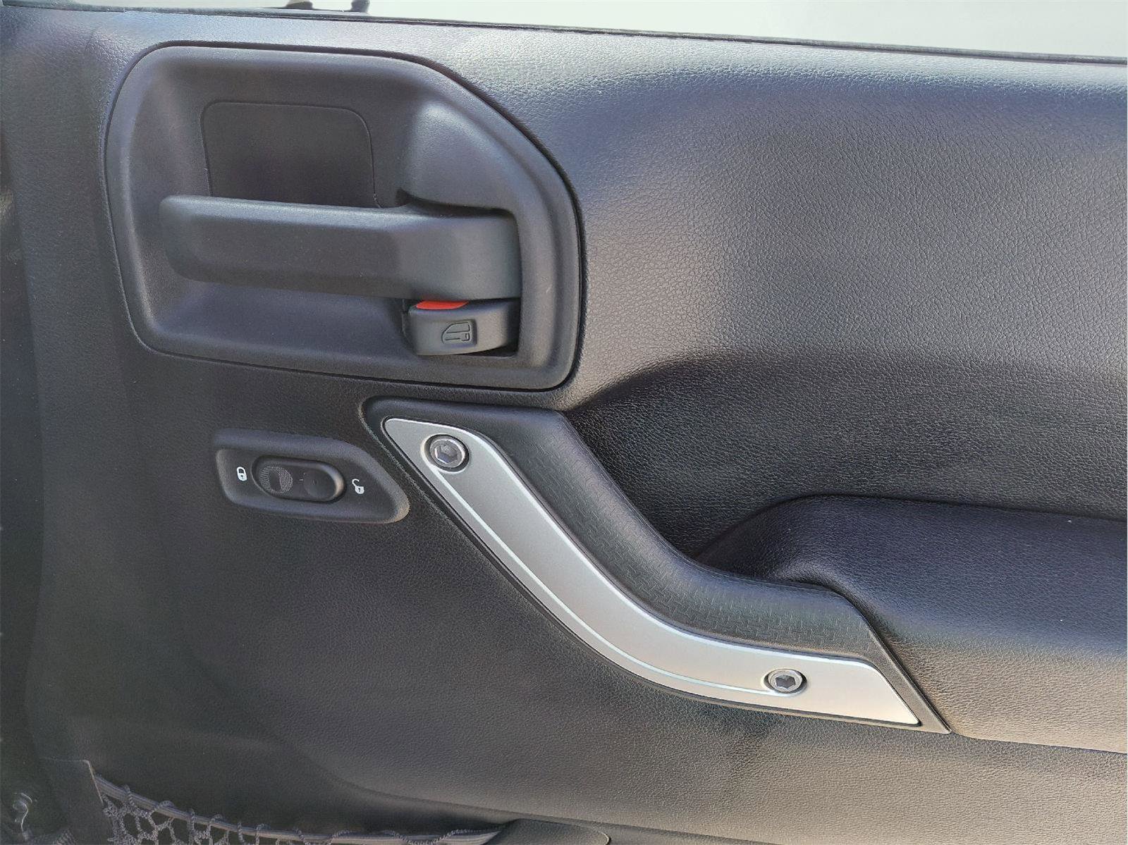 Used 2015 Jeep Wrangler Unlimited Rubicon w/ Connectivity Group image 14