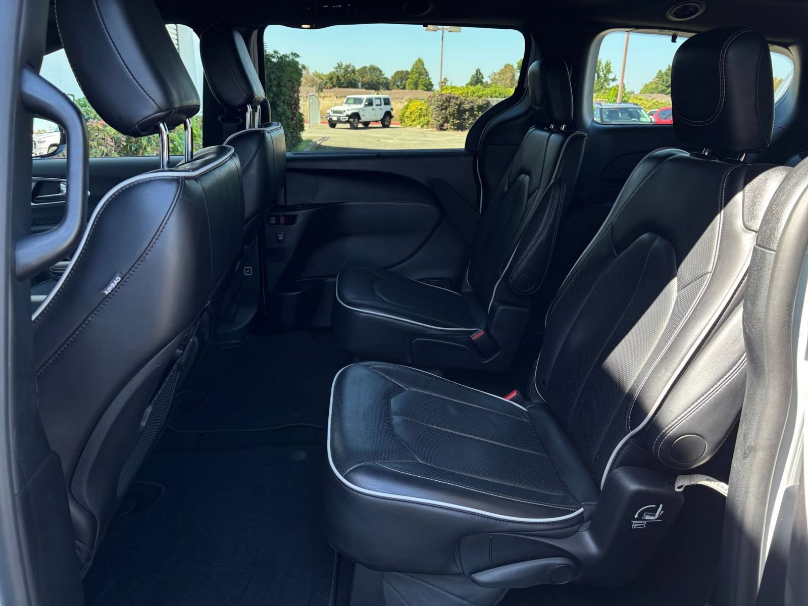 Used 2025 Chrysler Pacifica Limited FWD image 28