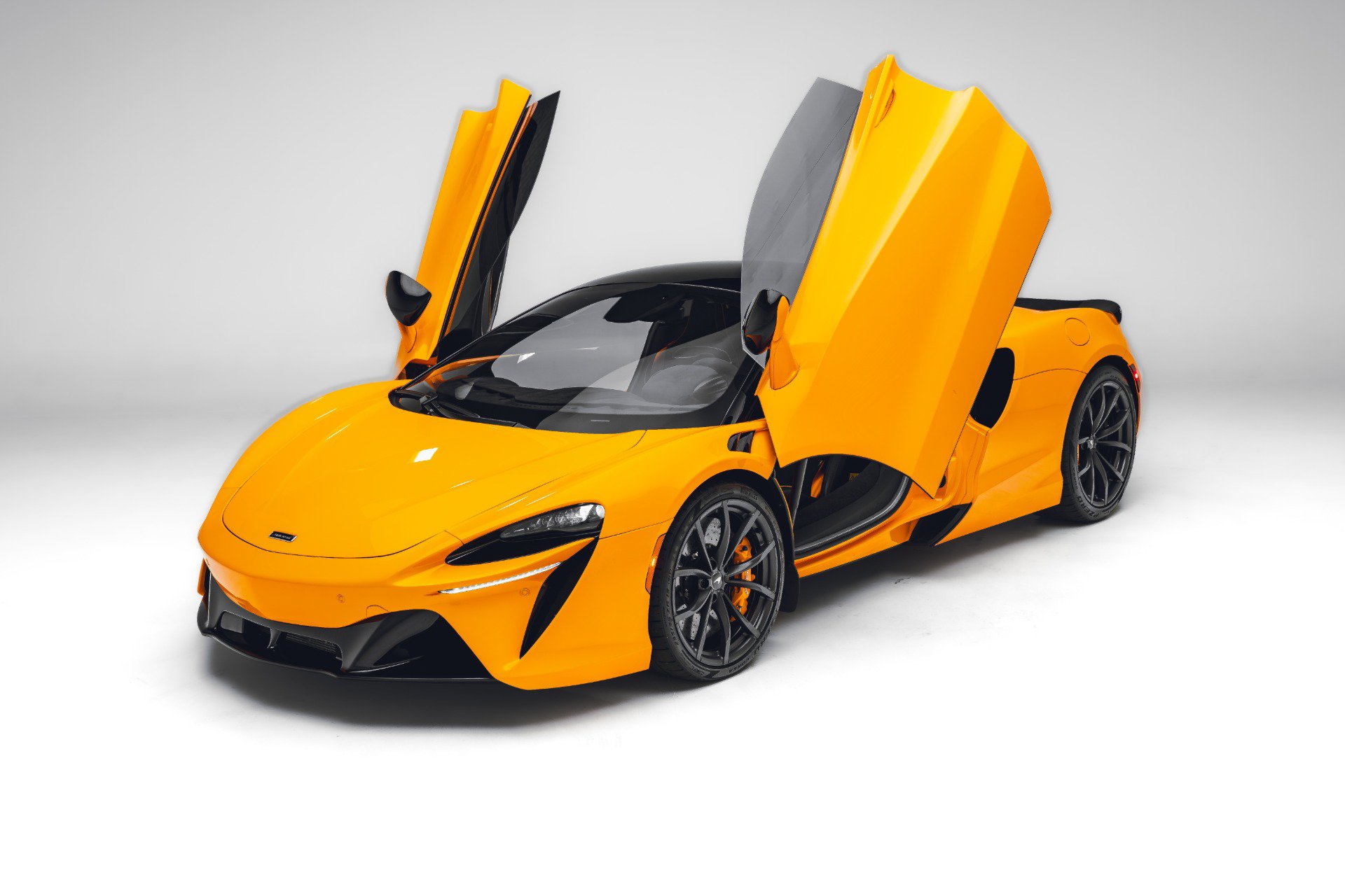 Used 2023 McLaren Artura RWD image 3