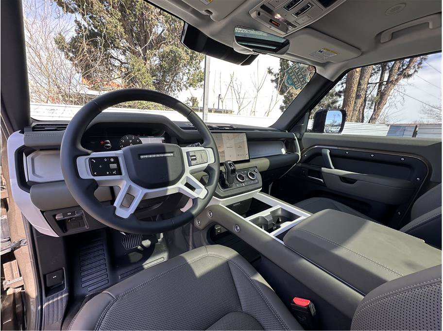 Used 2025 Land Rover Defender 90 S image 2