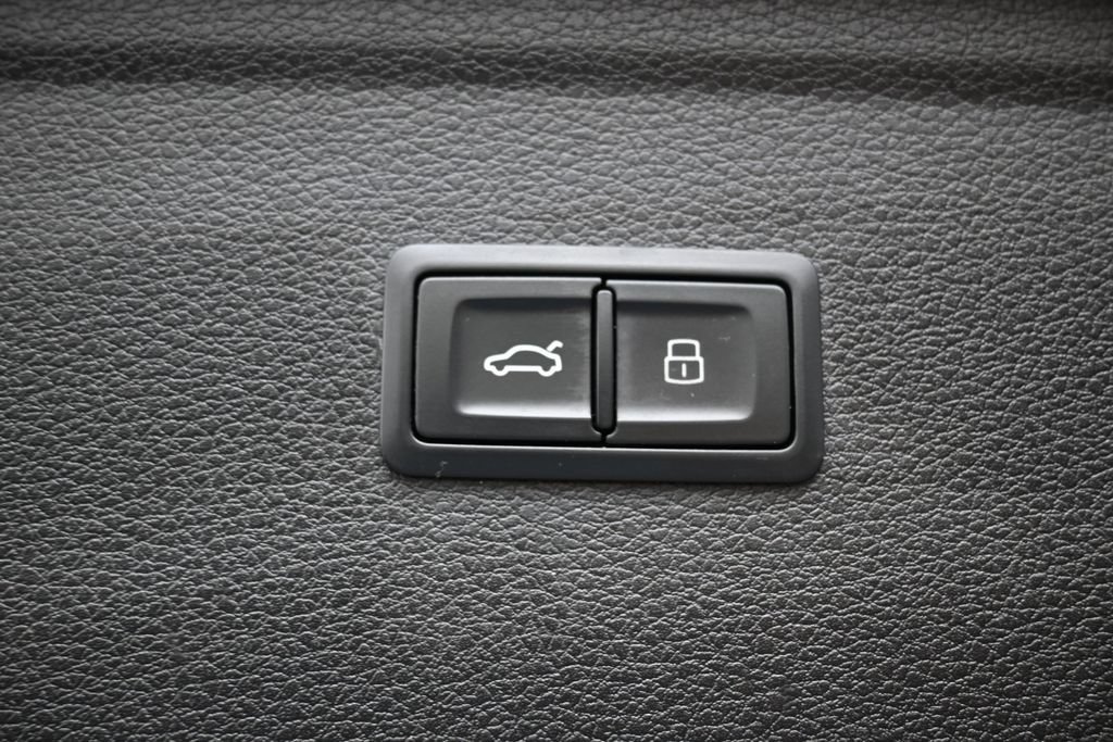 Used 2022 Audi Q5 e Premium w/ Convenience Package AWD/4WD image 21