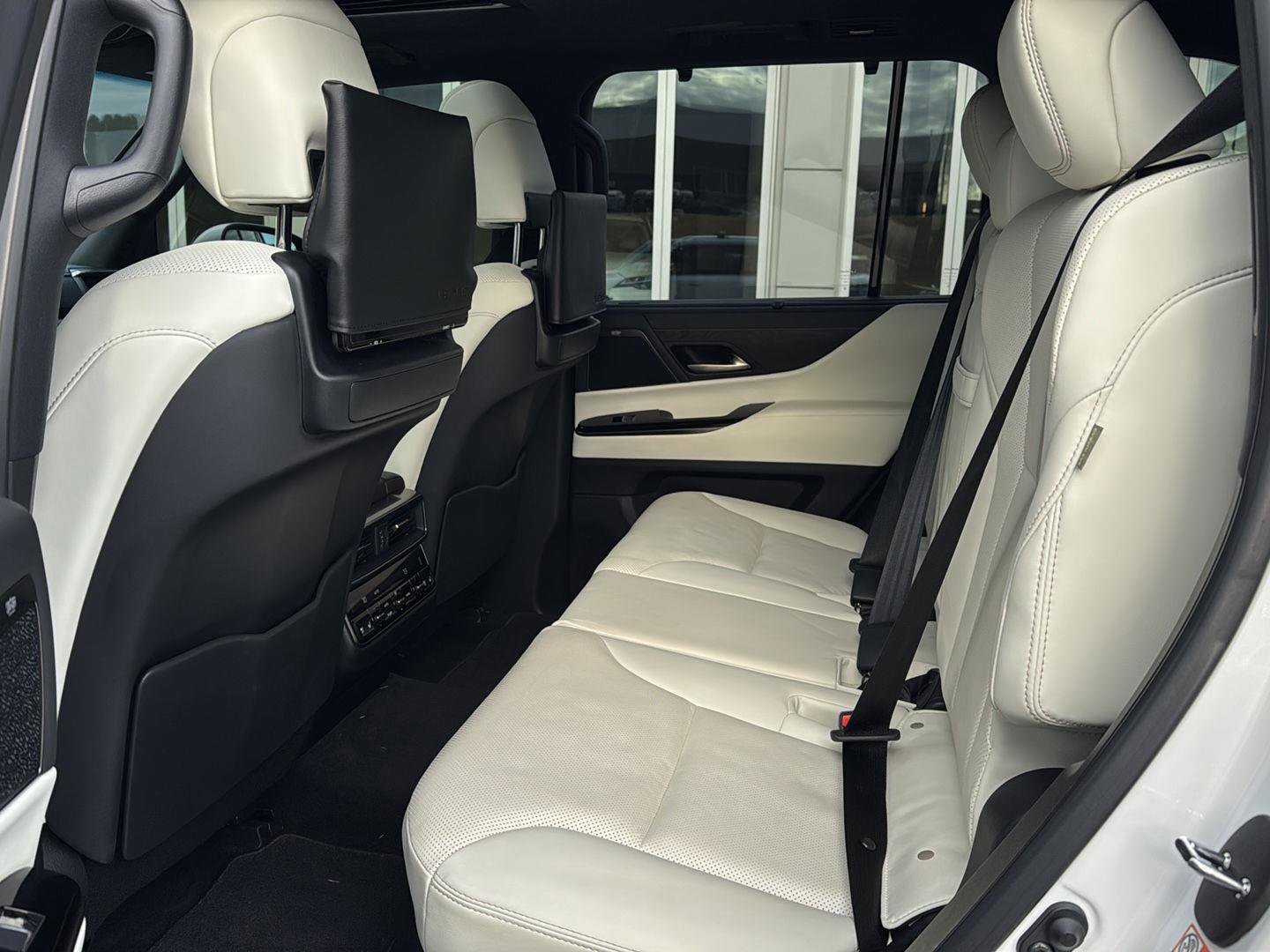 Used 2023 Lexus LX 600 4WD w/ Luxury Package image 9